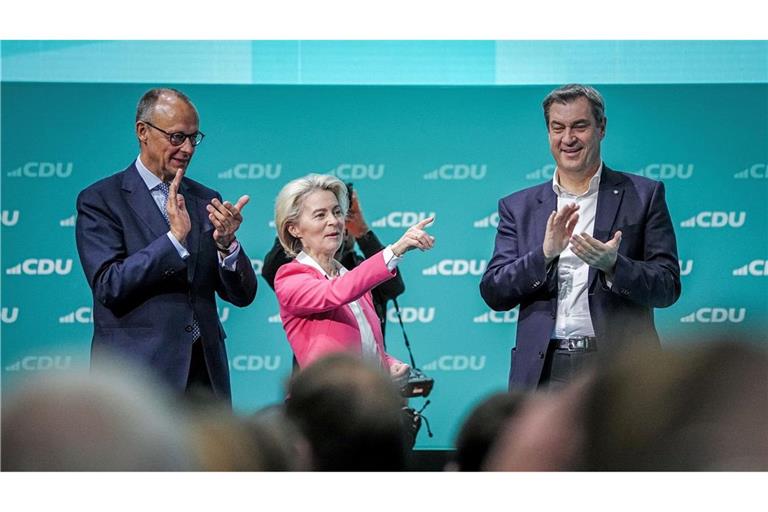 CDU-Chef Friedrich Merz (l, CDU), EU-Kommissionspräsidentin Ursula von der Leyen und CSU-Chef Markus Söder stehen beim CDU-Bundesparteitag gemeinsam auf dem Podium.