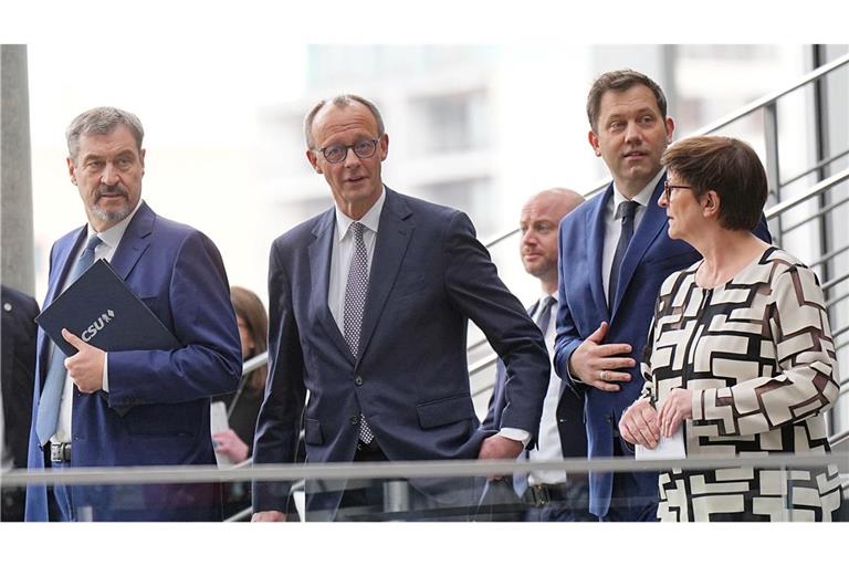 CDU-Chef Friedrich Merz (Mitte) hat in den Verhandlungen mit der SPD bei der Schuldenbremse eine Kehrtwende hingelegt. Mit Spannung wird erwartet, wie groß die Zustimmung der CDU zum Koalitionsvertrag sein wird.