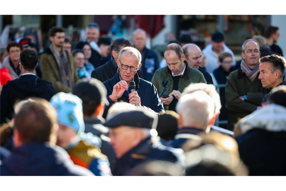 CDU-Chef Merz spricht in Meschede mit Bürgern.