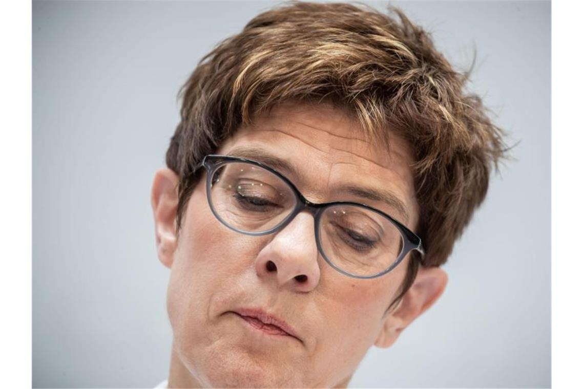 Äußerung zu Meinungsmache im Netz: CDU-Chefin bekommt Ärger CDU-Chefin Annegret Kramp-Karrenbauer hat mit ihrer Reaktion auf ein YouTube-Video eine heftige Debatte ausgelöst. Foto: Michael Kappeler