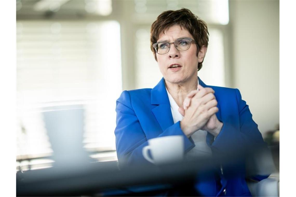 CDU-Chefin Annegret Kramp-Karrenbauer im Gespräch. Foto: Michael Kappeler/dpa