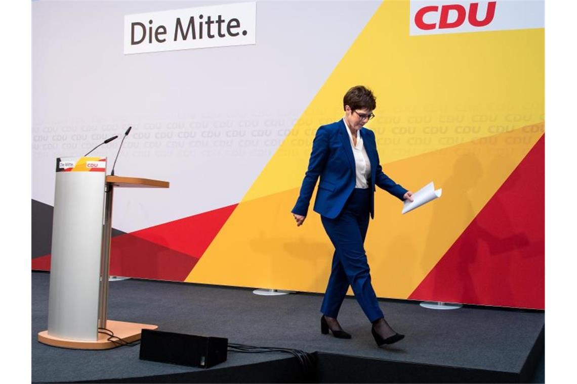CDU-Chefin Annegret Kramp-Karrenbauer kündigt ihren Rückzug an. Foto: Bernd von Jutrczenka/dpa
