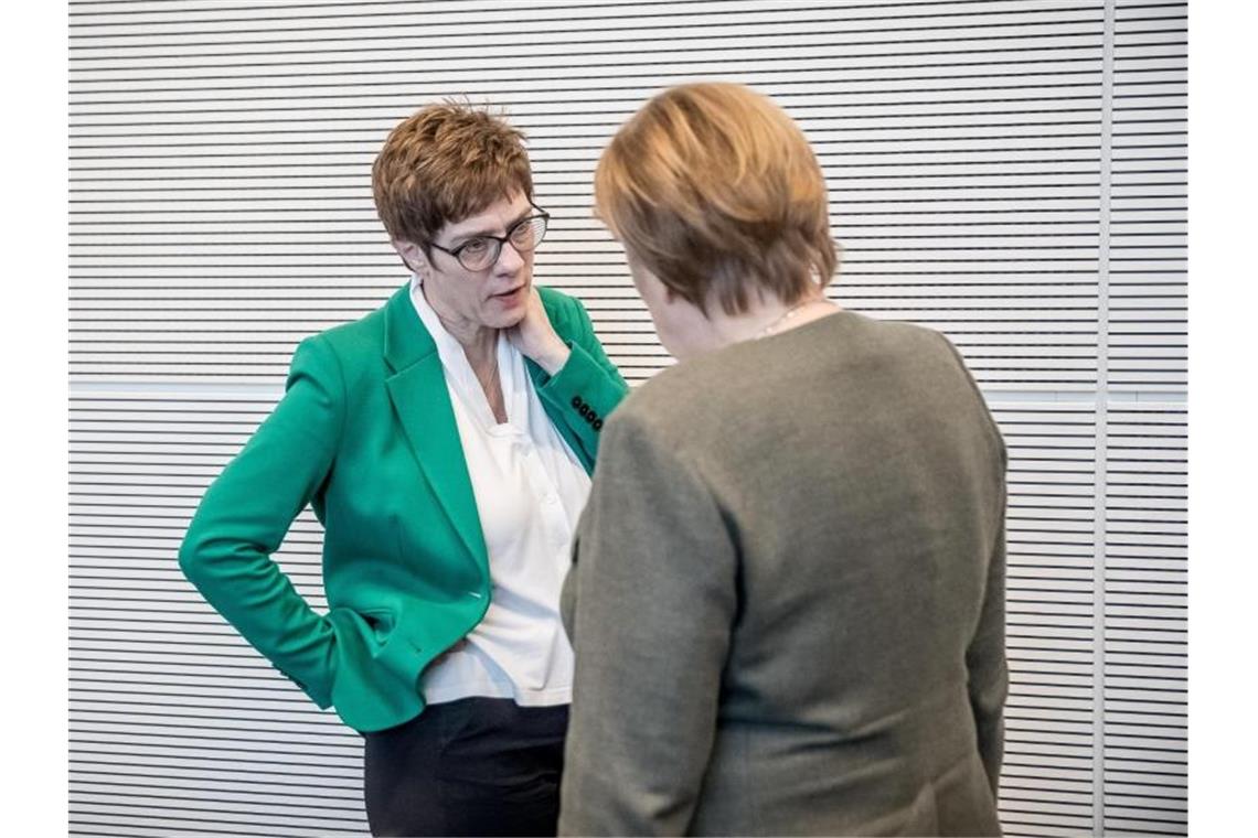CDU-Chefin Annegret Kramp-Karrenbauer Mitte März im Gespräch mit der Kanzlerin. Foto: Michael Kappeler