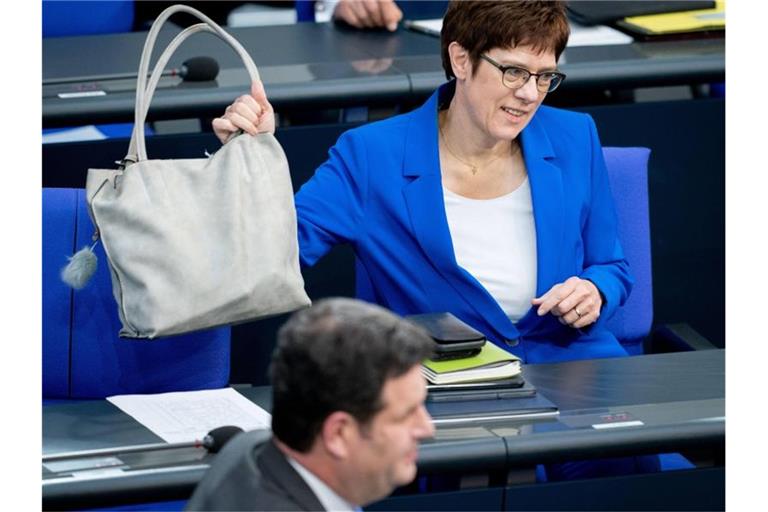 CDU-Chefin Annegret Kramp-Karrenbauer und Arbeitsminister Hubertus Heil (SPD). Foto: Kay Nietfeld/dpa