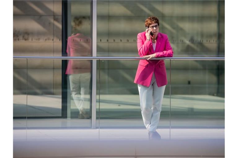 CDU-Chefin Kramp-Karrenbauer gratuliert dem CDU-Kandidaten bei der Oberbürgermeisterwahl in Görlitz – und unterschlägt zunächst die wichtige Rolle der überparteilichen Unterstützer. Foto: Michael Kappeler