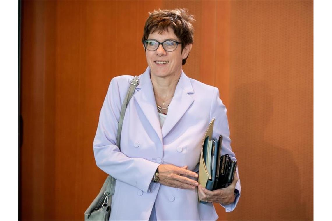 CDU-Chefin Kramp-Karrenbauer hat mit Äußerungen zu einem möglichen Parteiausschlussverfahren gegen Ex-Verfassungsschutzchef Maaßen Teile ihrer Partei irritiert. Foto: Michael Kappeler