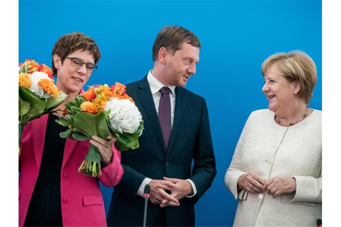 Union und SPD suchen Antworten auf AfD-Wahlrekorde im Osten CDU-Chefin Kramp-Karrenbauer, Sachsens Ministerpräsident Kretschmer und Kanzlerin Merkel im Konrad-Adenauer-Haus in Berlin. Foto: Michael Kappeler