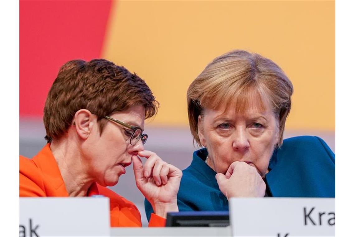 CDU-Chefin Kramp-Karrenbauer und Kanzlerin Merkel beim 32. CDU-Bundesparteitag in Leipzig. Foto: Kay Nietfeld/dpa