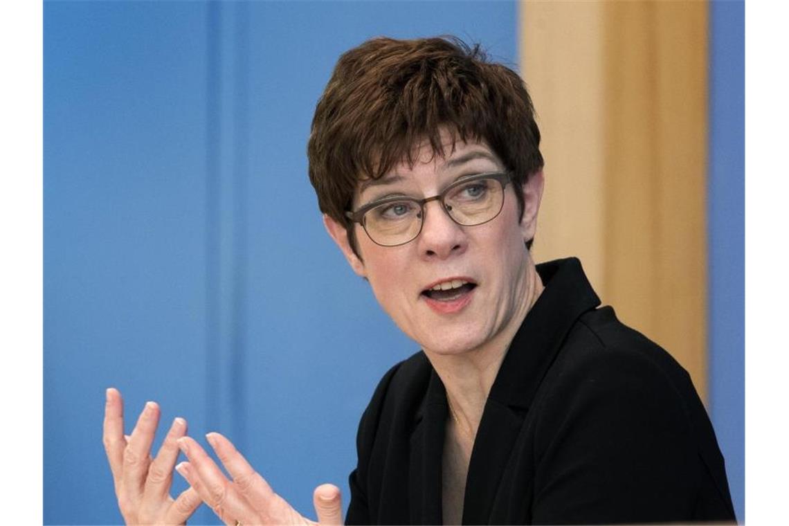 Regierung: Noch keine Lockerung der Corona-Einschränkungen CDU-Chefin und Bundesverteidigungsministerin Annegret Kramp-Karrenbauer (CDU). Foto: Michael Sohn/AP pool/dpa