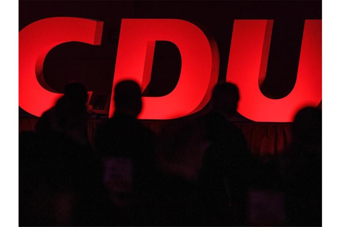 CDU-Parteitag in Stuttgart immer unwahrscheinlicher CDU-Delegierte sitzen vor dem Partei-Logo. Foto: Swen Pförtner/dpa/Symbolbild