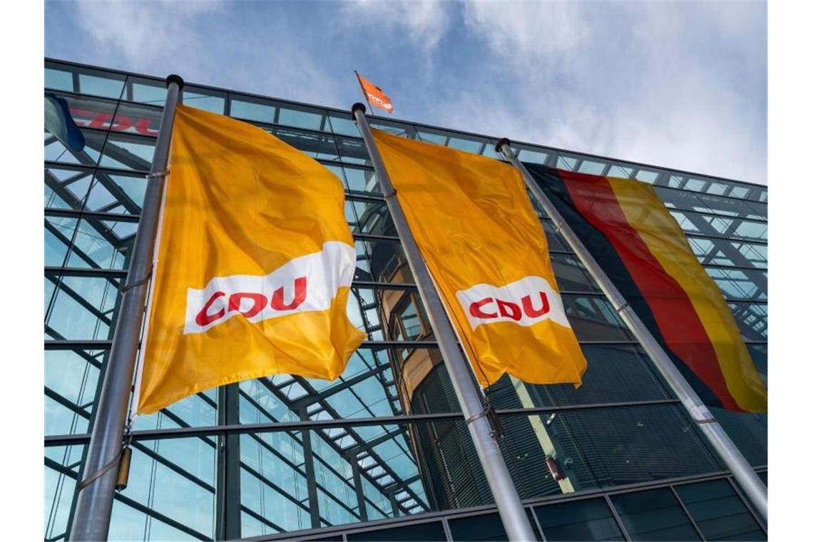 CDU-Fahnen vor der Parteizentrale in Berlin. Foto: Christophe Gateau/dpa