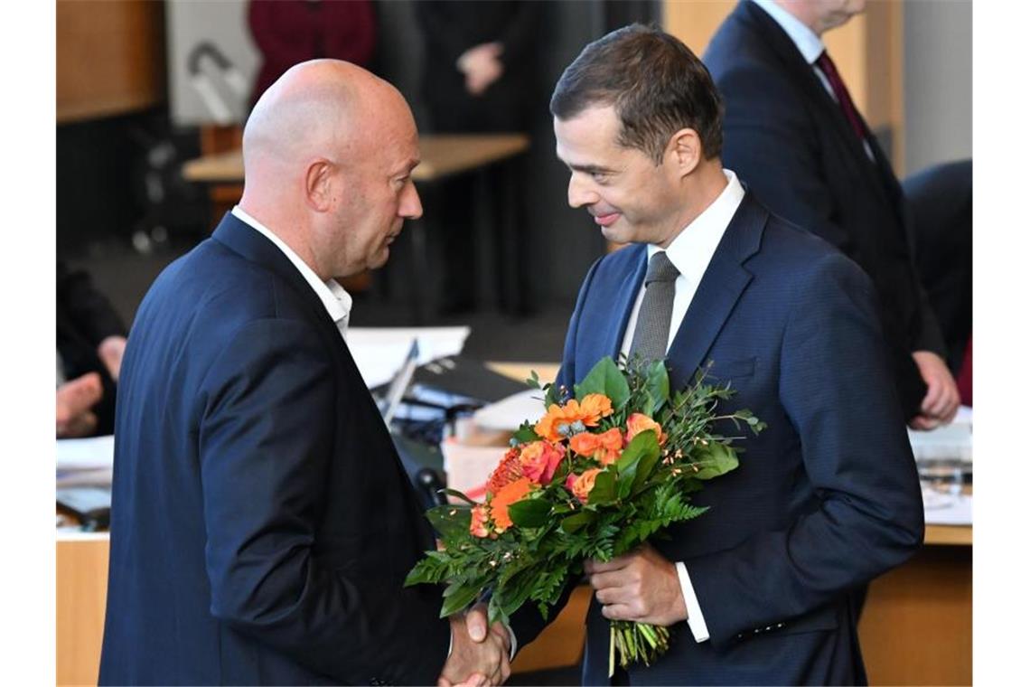 Thüringer Wahl-Eklat wird für GroKo zur Zerreißprobe CDU-Fraktionschef Mike Mohring (r) gratuliert dem neuen Thüringer Ministerpräsidenten Thomas Kemmerich (FDP). Foto: Martin Schutt/dpa-Zentralbild/dpa