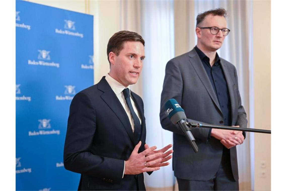 CDU-Fraktionsvorsitzender Manuel Hagel (l) und Grünen-Fraktionsvorsitzender Andreas Schwarz. Foto: Bernd Weißbrod/dpa