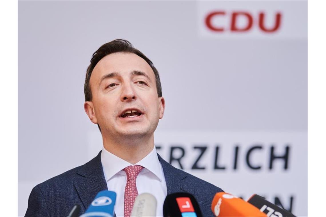 CDU plant erstmals Mitgliederbefragung zum Parteivorsitz CDU Generalsekretär Paul Ziemiak gibt Pressevertreterinnen und -vertretern ein Statement vor dem Marriott Hotel in Berlin. Foto: Annette Riedl/dpa