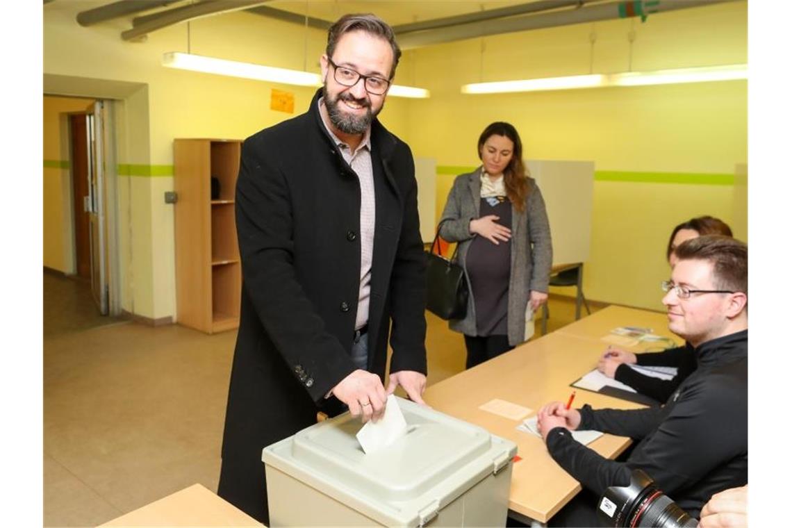 CDU-Kandidat Sebastian Gemkow gibt seine Stimme ab, hinter ihm seine Ehefrau Nadja. Foto: Jan Woitas/dpa-Zentralbild/dpa