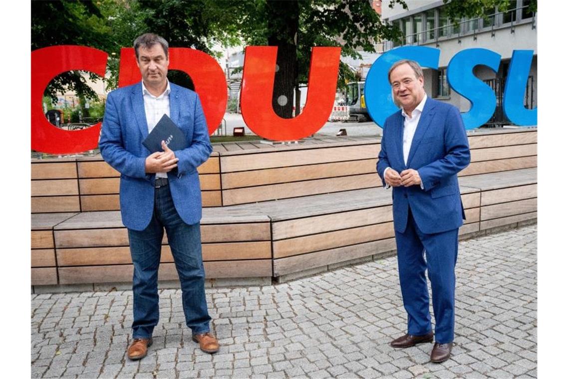Laschet und Söder betonen Geschlossenheit bei Wahlprogramm CDU-Kanzlerkandidat Armin Laschet (r) und CSU-Chef Markus Söder geben vor der gemeinsamen Präsidiumssitzung ihrer Parteien ein Pressestatement. Foto: Kay Nietfeld/dpa