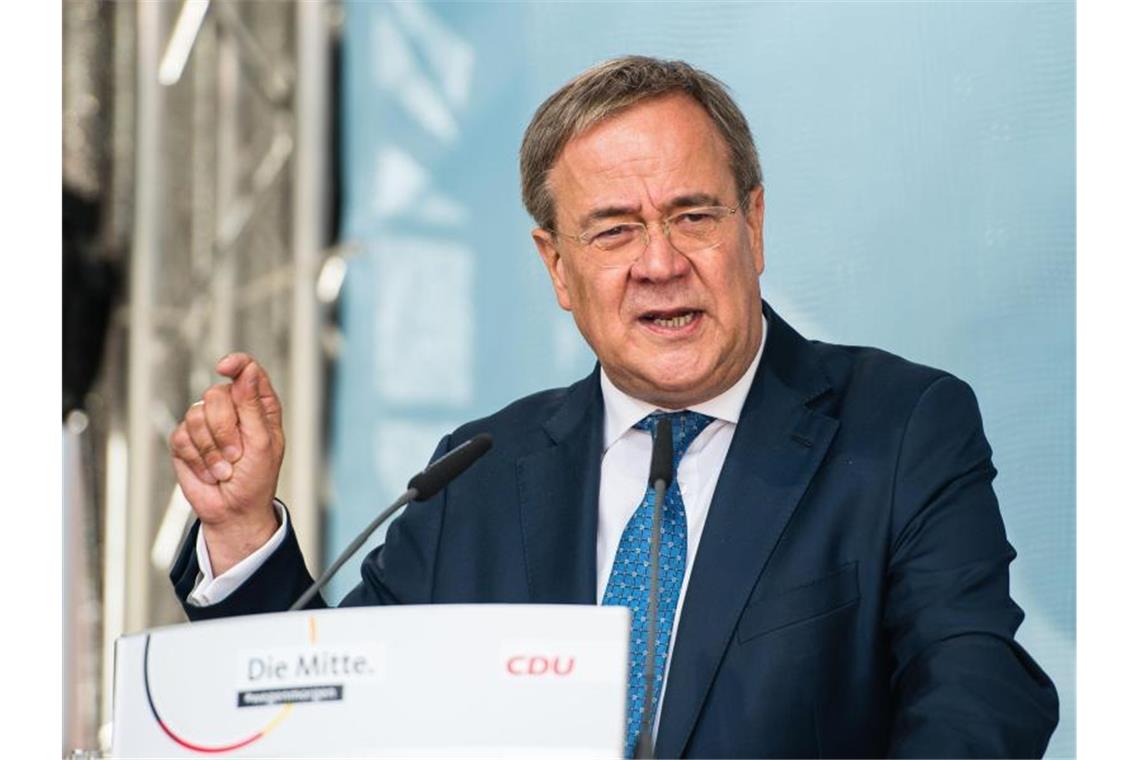 Mord an Tankstelle: AfD und „Querdenker“ als Brandstifter? CDU-Kanzlerkandidat Armin Laschet spricht bei einer Wahlkampfveranstaltung. Foto: Oliver Dietze/dpa