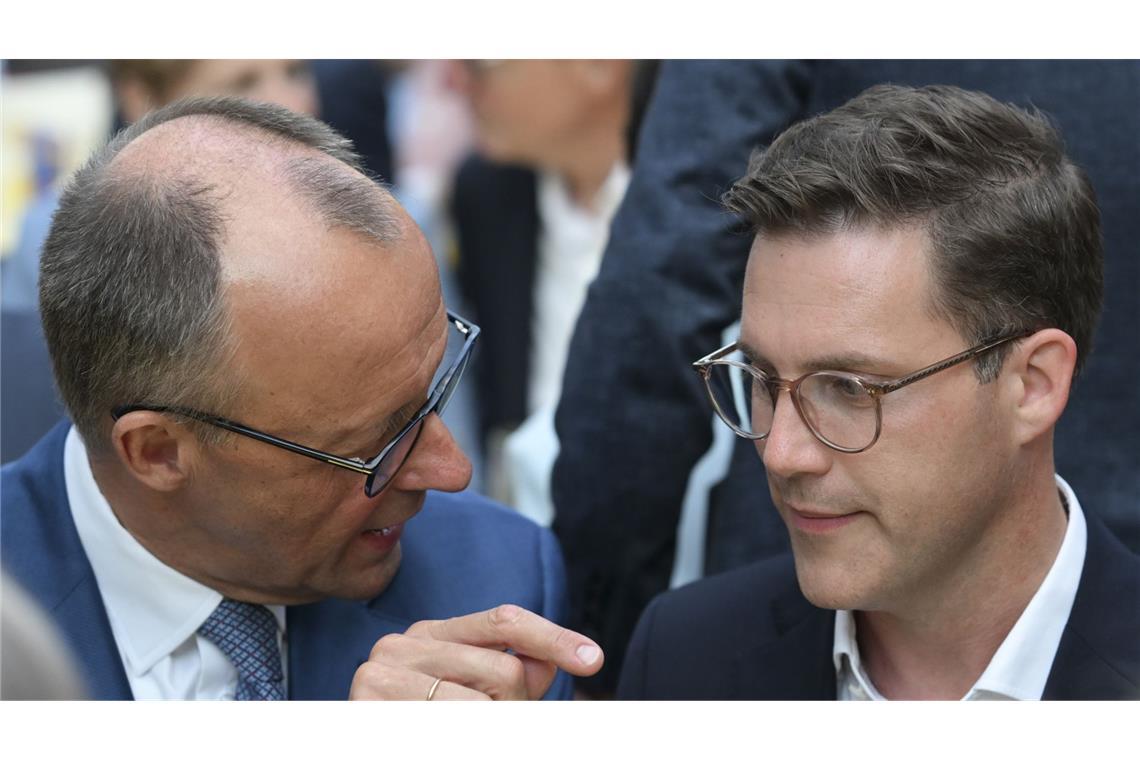 Kretschmanns letzte Party wird zum Schaulaufen für die Nachfolger in spe CDU-Landeschef nutzt den freien Platz neben Friedrich Merz, als Innenminister Thomas Strobl (CDU) eine Rede hält.