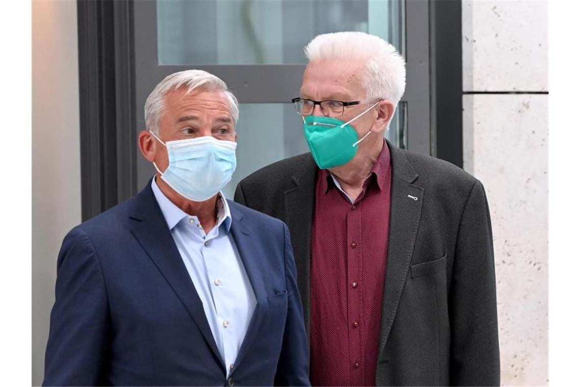 Koalition fast fertig: Warten auf Steuerschätzung CDU-Landeschef Thomas Strobl (l) und Ministerpräsident Winfried Kretschmann. Foto: Bernd Weißbrod/dpa/Archivbild