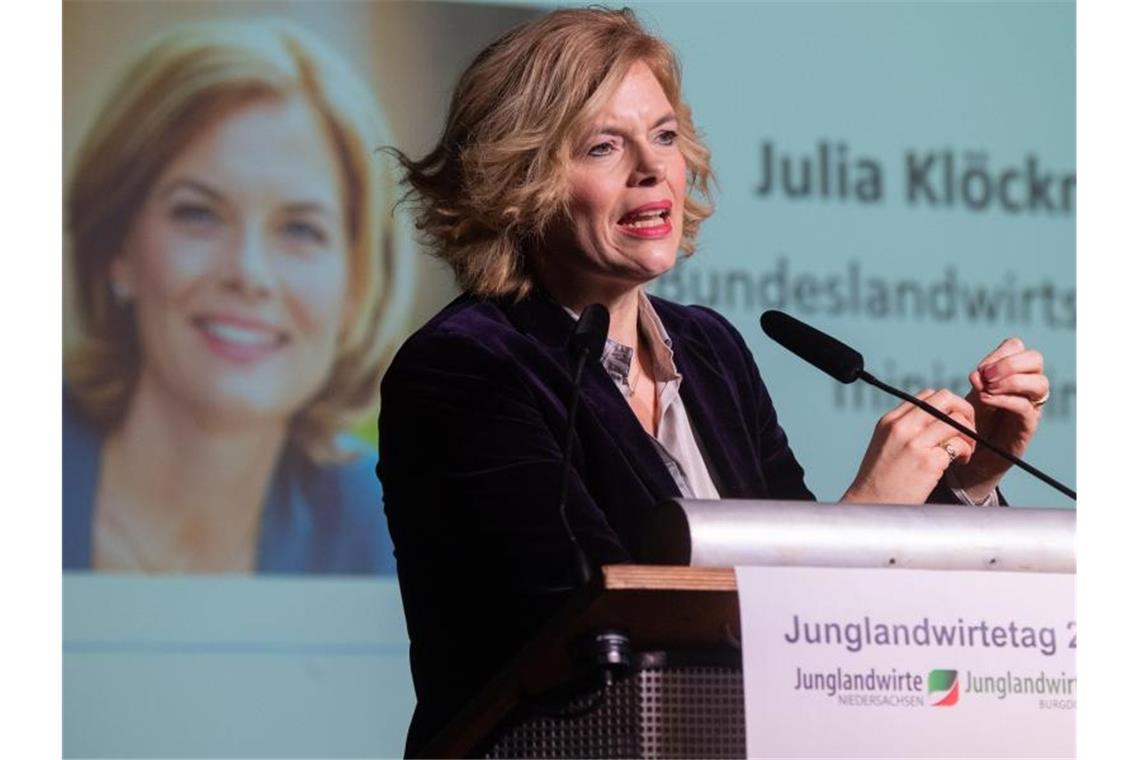 CDU-Politikerin Klöckner sprach vor jungen Landwirten in Burgdorf bei Hannover. Foto: Julian Stratenschulte/dpa