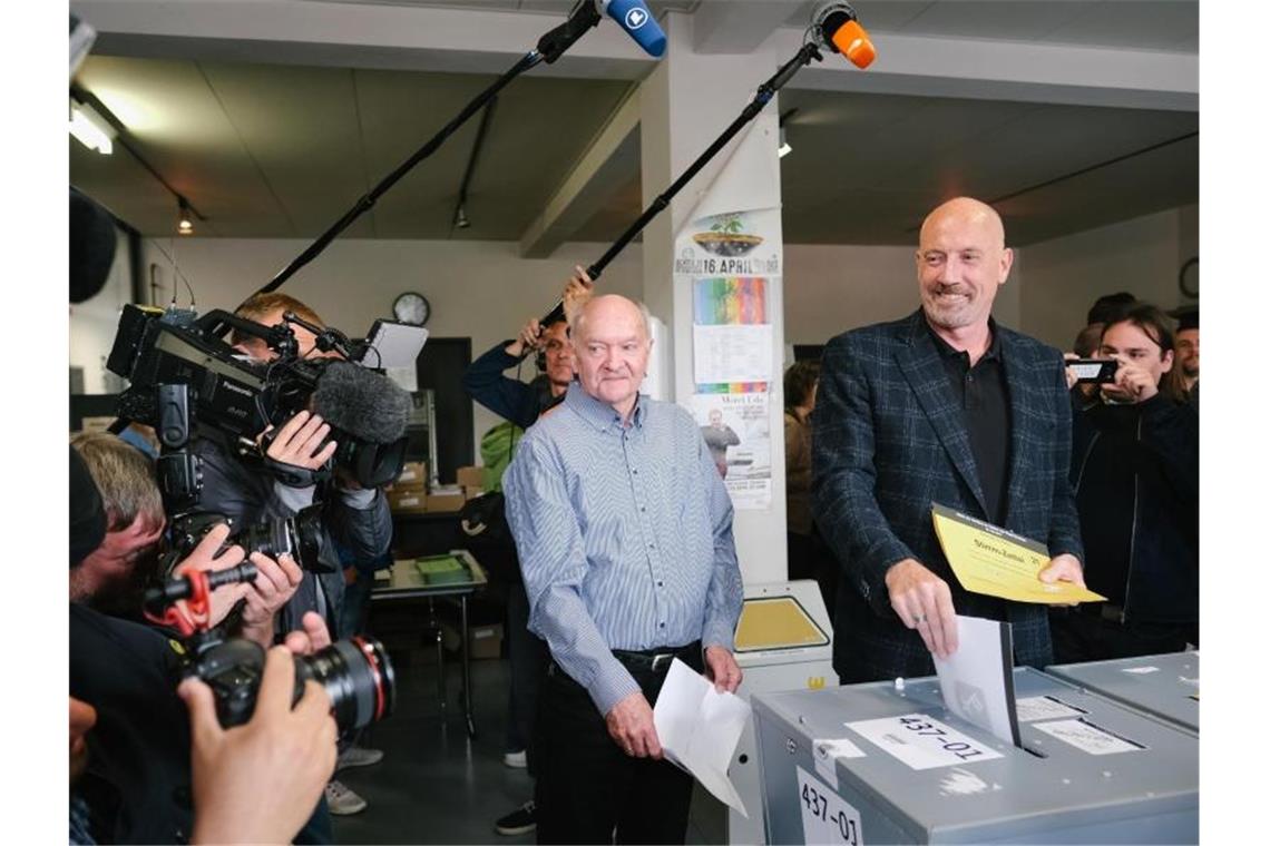 CDU-Spitzenkandidat Carsten Meyer-Heder wirft seinen Stimmzettel in die Wahlurne. Foto: Ole Spata