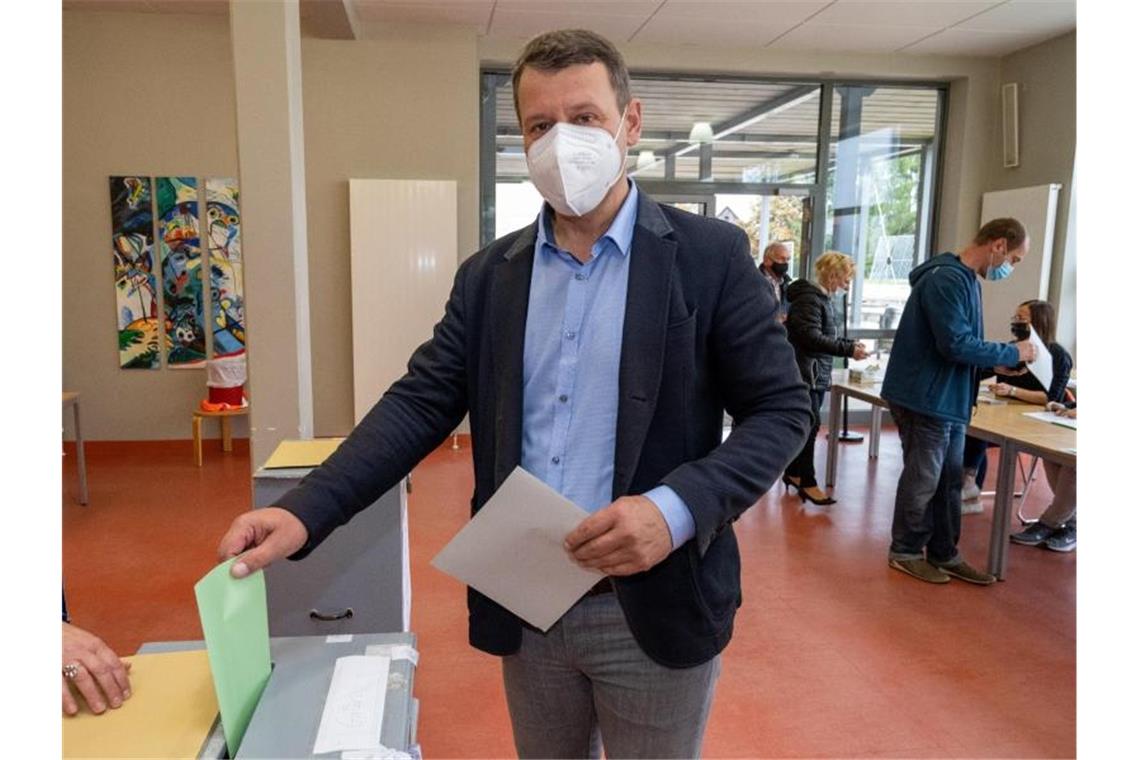 Schwesig bleibt: SPD gewinnt MV-Wahl CDU-Spitzenkandidat Michael Sack wählt in Loitz. Foto: Stefan Sauer/dpa