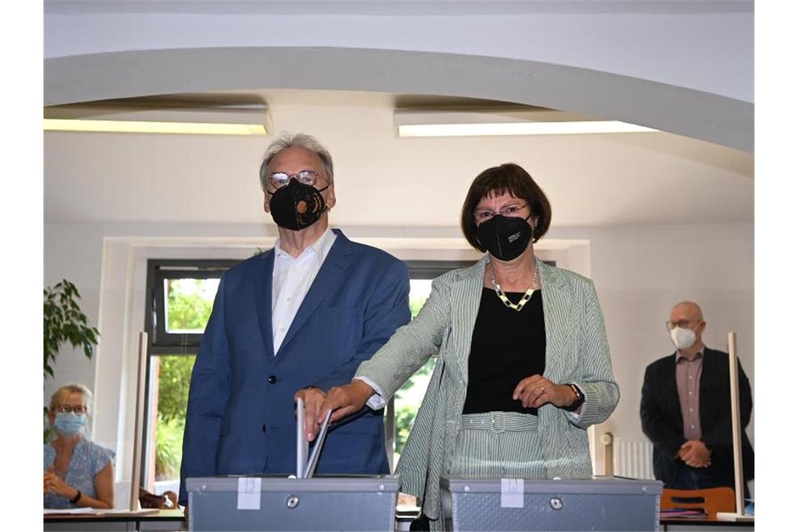 CDU-Spitzenkandidat Reiner Haseloff und seine Ehefrau Gabriele in einem Wahllokal in Wittenberg. Foto: Robert Michael/dpa-Zentralbild/dpa