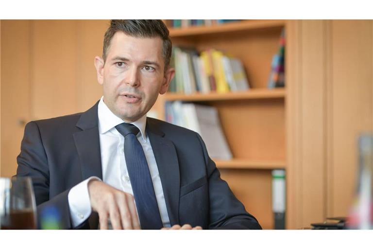 CDU, Vogt: Stuttgart, Haus der Abgeordneten, Gespräch mit Tobias Vogt.

Ist ein deutscher Politiker. Er ist seit 2021 Abgeordneter im Landtag von Baden-Württemberg und seit 2026 Vorsitzender der dortigen CDU-Fraktion.
