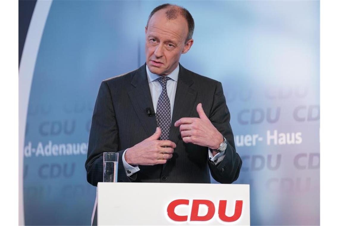 Merz: Schulen so schnell wie möglich wieder öffnen CDU-Vorsitzkandidat Friedrich Merz spricht beim „CDU Live“-Format im Konrad-Adenauer-Haus. Foto: Jörg Carstensen/dpa/Archivbild