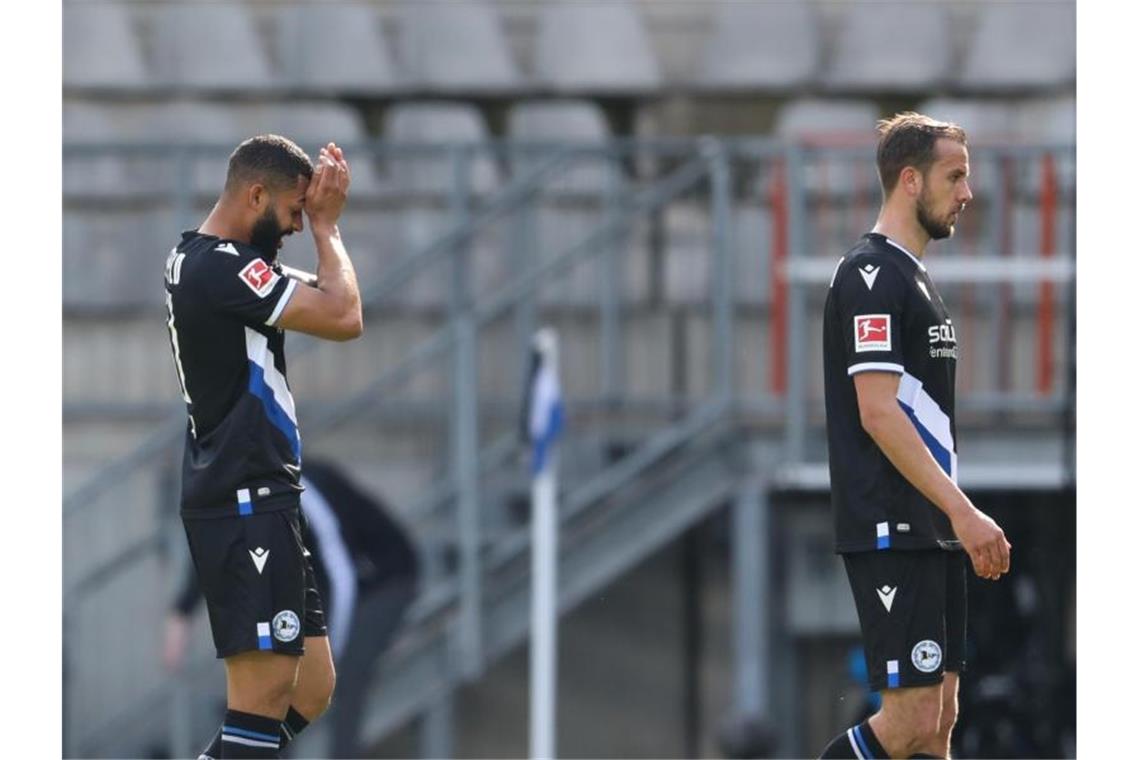 SV Sandhausen verpflichtet Bielefelds Angreifer Soukou Cebio Soukou (l-r) und Bielefelds Manuel Prietl. Foto: Friso Gentsch/dpa