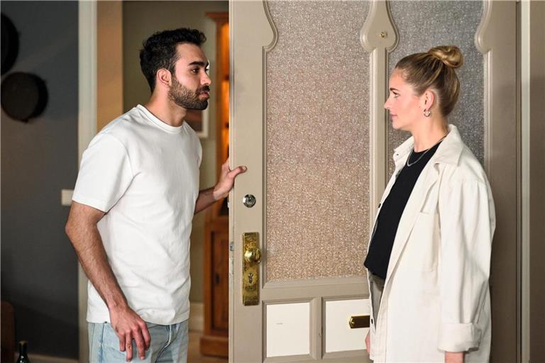 Cecilia (Carina Koller) überwindet sich dazu, Baris (Metehan Demiröz) um Hilfe zu bitten.
