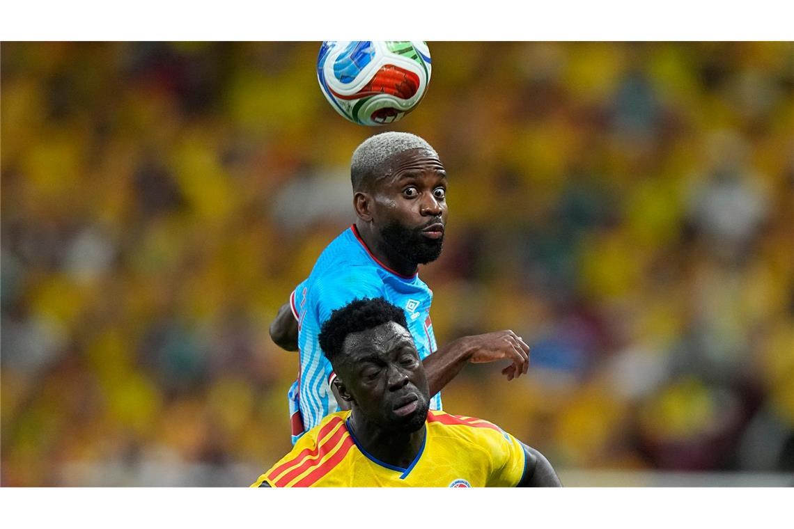 Cedric Bakambu aus dem Kongo (oben) kämpf mit Davinson Sanchez aus Kolumbien um den Ball.