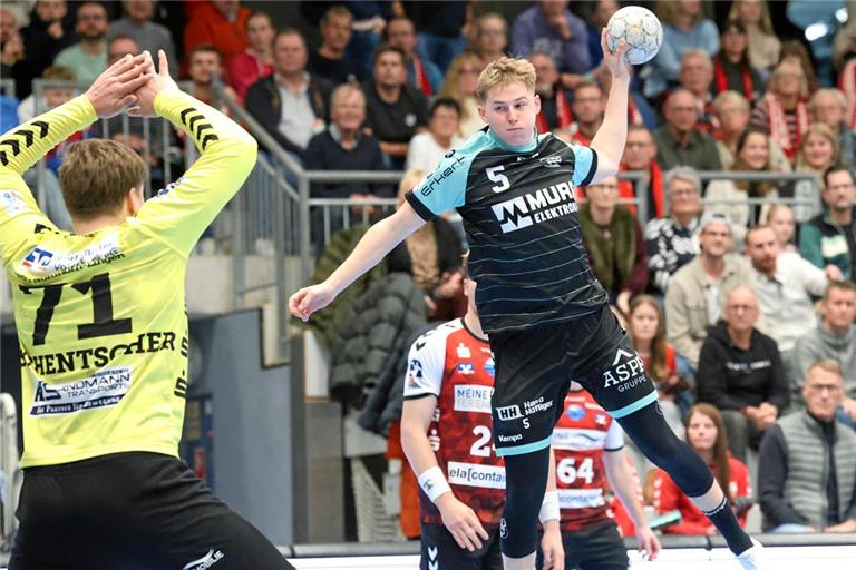 Cedric Mayer (am Ball) und die HCOB-Handballer sind vor 1737 Fans im Euregium in Nordhorn letztlich chancenlos. Foto: Alexander Hornauer
