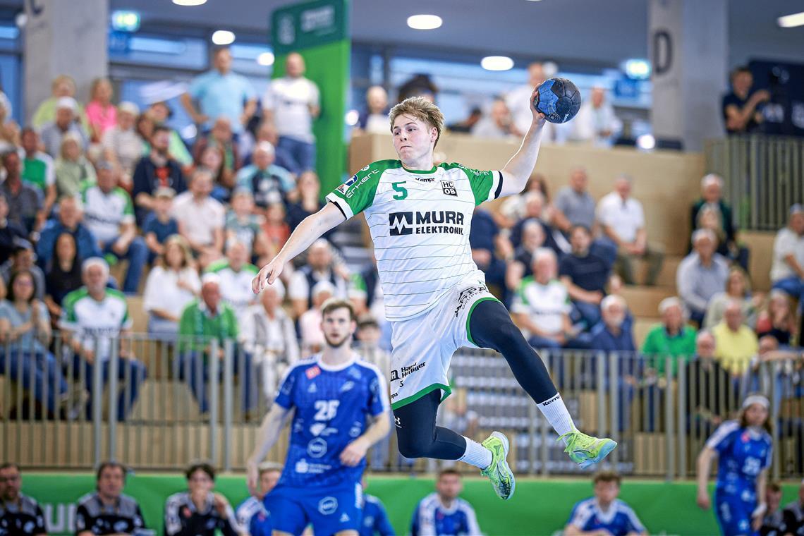 Cedric Mayer und der HCOB haben gegen Dessau erneut ein enges Spiel abgeliefert. Auf den ersten Zweitligasieg wartet die Mannschaft aber weiterhin. Foto: Alexander Becher