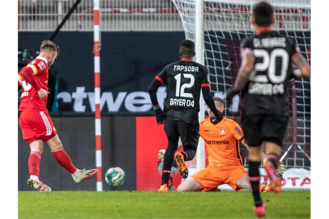 Spätes Gegentor: Auch Leverkusen verliert bei Union Cedric Teuchert (l) wurde zum Matchwinner von Union Berlin gegen Bayer Leverkusen. Foto: Andreas Gora/dpa-Pool/dpa