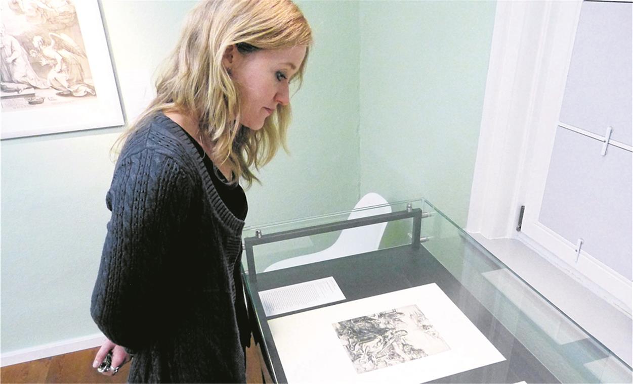 Dauerhafter Blick in die Schatzkammer Celia Haller-Klingler, Leiterin des Graphik-Kabinetts Backnang, ist begeistert von der umfangreichen Riecker-Sammlung. Fotos: P. Wolf