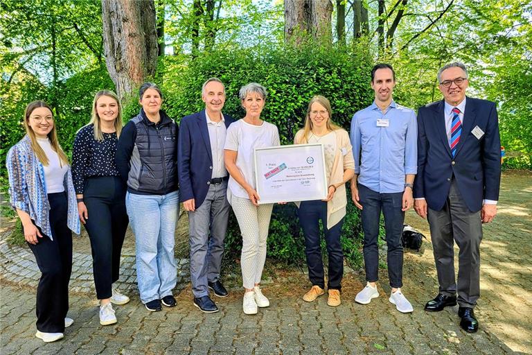 Celine Eckl, Laura Utz, Edda Pflugfelder, Gunter Kries, Regina Kries, Pia Mindermann, Felix Schneider und Schulleiter Udo Weisshaar (von links) bei der Preisverleihung. Foto: privat