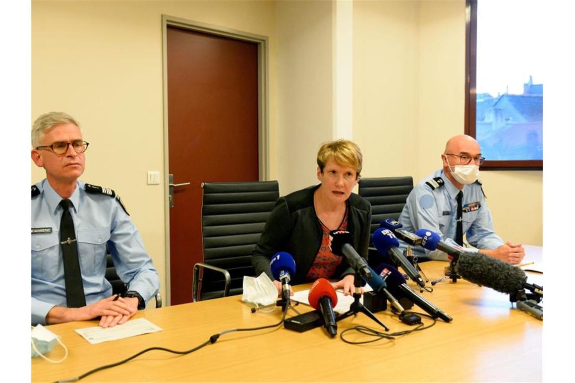 Celine Maigne, Staatsanwältin von Laval, gibt eine Pressekonferenz mit französischen Gendarmen nach den ersten Suchaktionen nach einem 17-jährigen vermissten Mädchen. Foto: Jean-Francois Monier/AFP/dpa