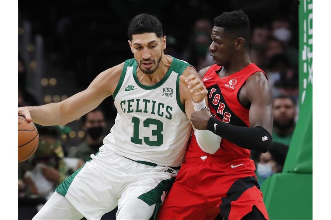NBA: Schröder verliert mit den Celtics gegen Bongas Raptors Celtics-Profi Enes Kanter (l) postet gegen den deutschen Nationalspieler Isaac Bonga auf. Foto: Michael Dwyer/AP/dpa