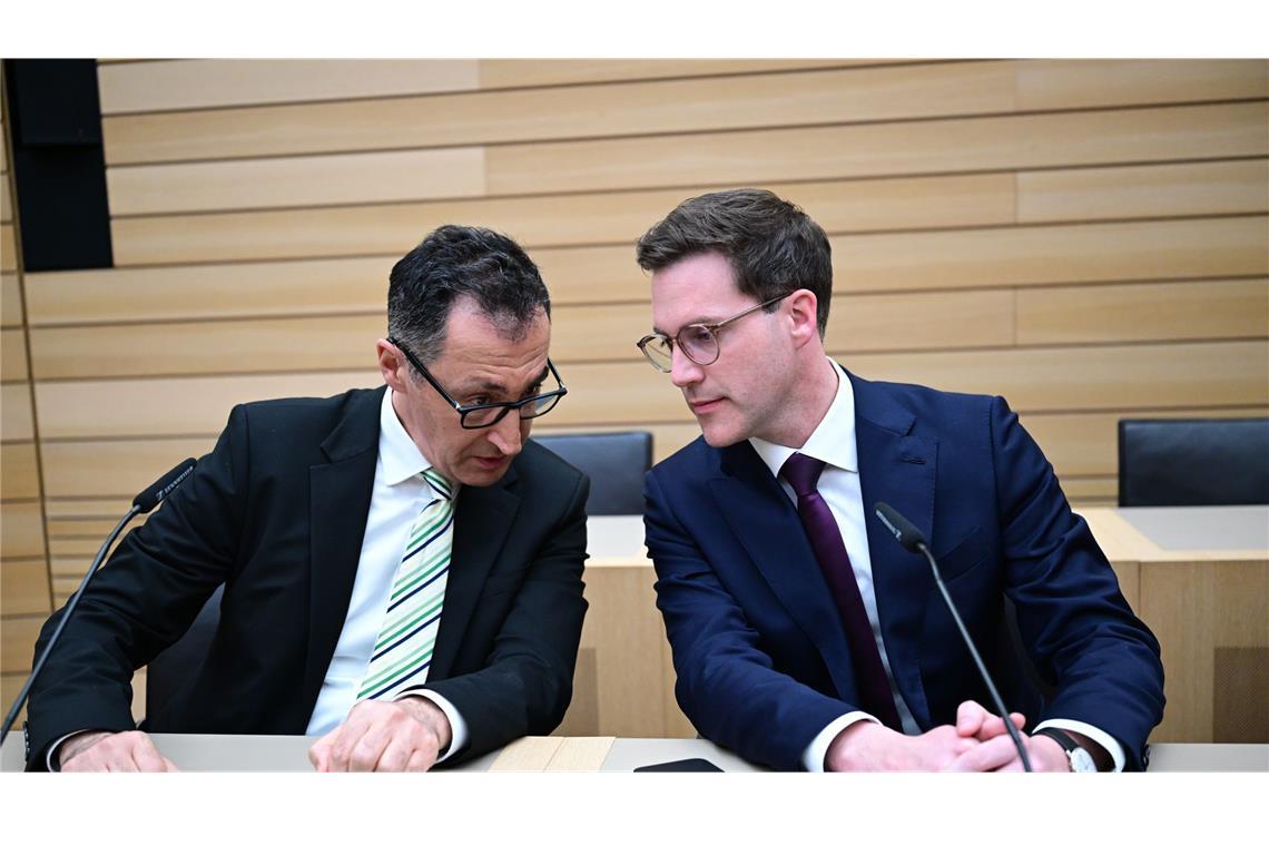 Cem Özdemir (Bündnis 90/Die Grünen, l), Spitzenkandidat Landtagswahl Baden-Württemberg, und Manuel Hagel (CDU), Spitzenkandidat Landtagswahl Baden-Württemberg, sitzen nach der Wahl im Plenarsaal des Landtags. (Archivbild)