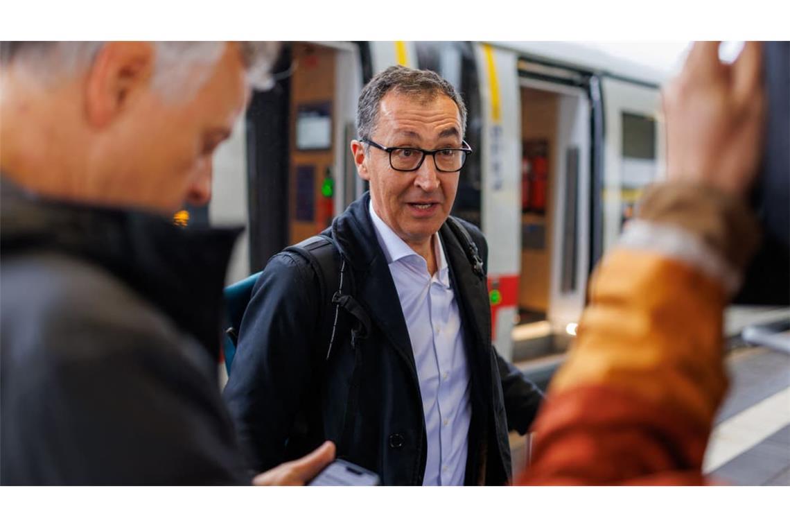 Cem Özdemir (Bündnis 90/Die Grünen), Ministerpräsident von Baden-Württemberg, spricht auf dem Bahnhof mit Medienvertretern. Der Landesverband der Grünen Baden-Württemberg trifft sich an diesem Wochenende unter dem Motto „Made in Baden-Württemberg“ in der Offenburger Oberrheinhalle zur Landesdelegiertenkonferenz.