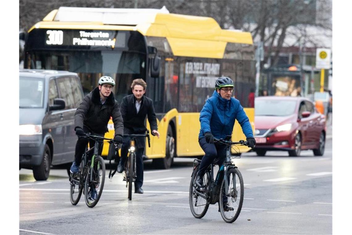 E-Bike statt Limousine: Özdemir radelt zur Amtsübergabe Cem Özdemir (Bündnis 90/Die Grünen), neuer Bundesminister für Ernährung und Landwirtschaft, radelt zur Amtsübergabe im Bundesministerium für Ernährung und Landwirtschaft. Foto: Bernd von Jutrczenka/dpa