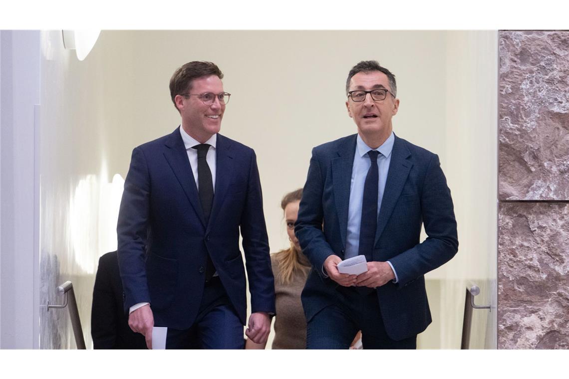 Cem Özdemir (Bündnis 90/Die Grünen, r) und Manuel Hagel (CDU). Zahlreiche Menschen im Südwesten wünschen sich Tempo bei der Regierungsbildung (Archivfoto).