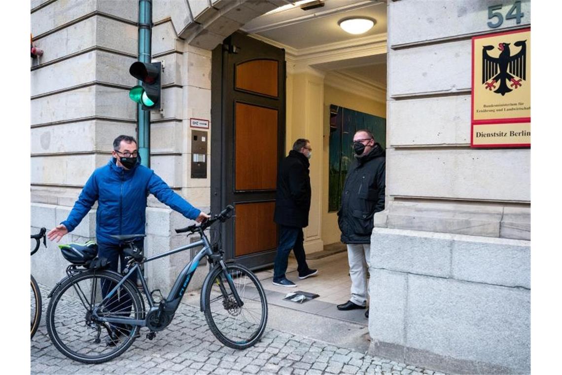 E-Bike statt Limousine: Özdemir radelt zur Amtsübergabe Cem Özdemir (Bündnis 90/Die Grünen) vor seinem neuen Arbeitsplatz. Foto: Bernd von Jutrczenka/dpa