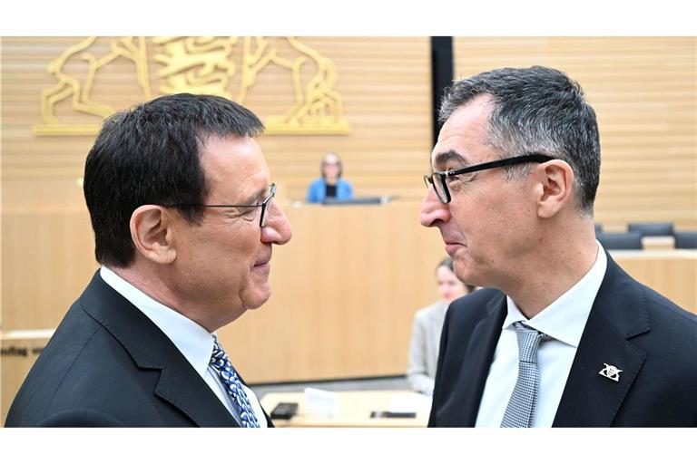 Cem Özdemir designierter Ministerpräsident von Baden-Württemberg, spricht mit Wolfgang Reinhart (CDU), Alterspräsident.