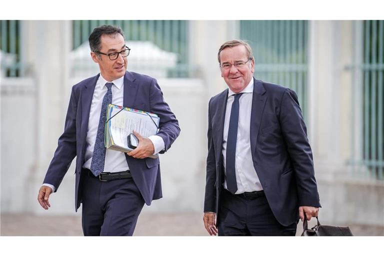 Cem Özdemir, inzwischen Ministerpräsident von Baden-Württemberg, und Bundesverteidigungsminister Boris Pistorius sprechen sich gemeinsam für ein Verbot von Teilen der AfD aus. (Archivbild)
