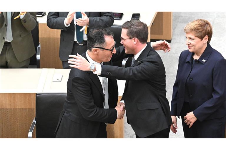 Cem Özdemir (links) ist der neue Ministerpräsident von Baden-Württemberg und nimmt die Gratulation von Manuel Hagel entgegen.