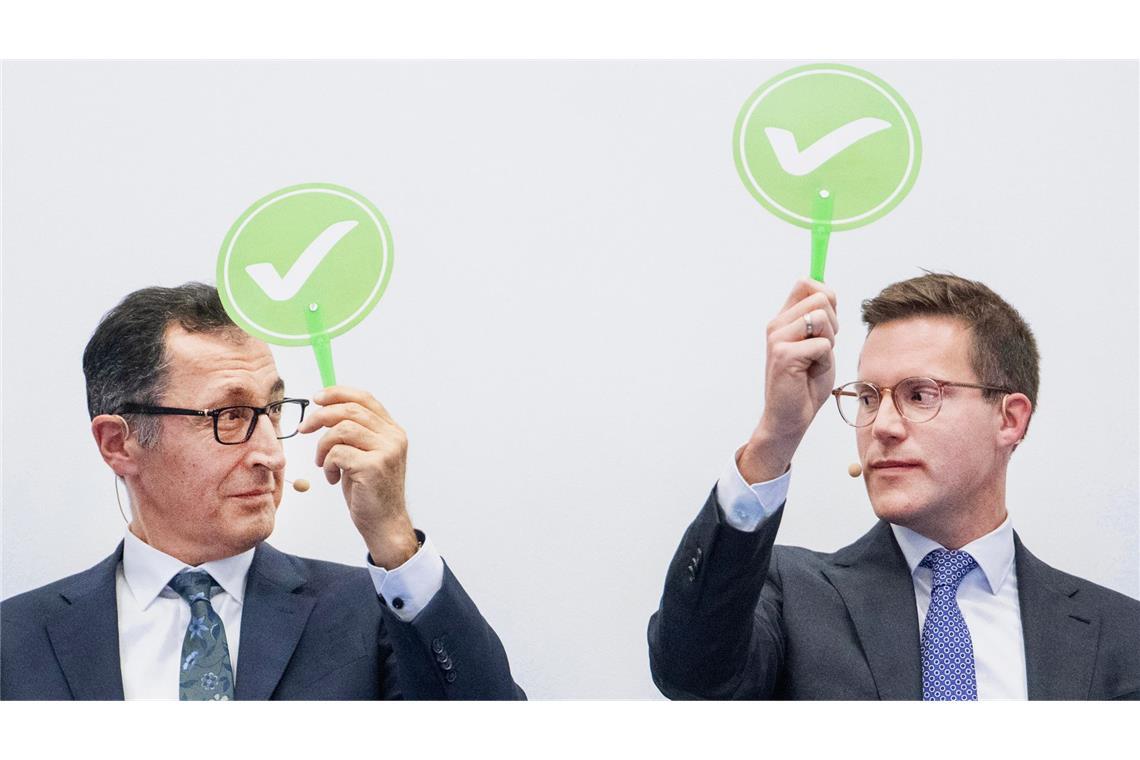 Cem Özdemir (links) und Manuel Hagel –  in Wirtschaftsfragen oftmals einig, wie hier vor der Landtagswahl auf einer Veranstaltung von BWIHK demonstriert.