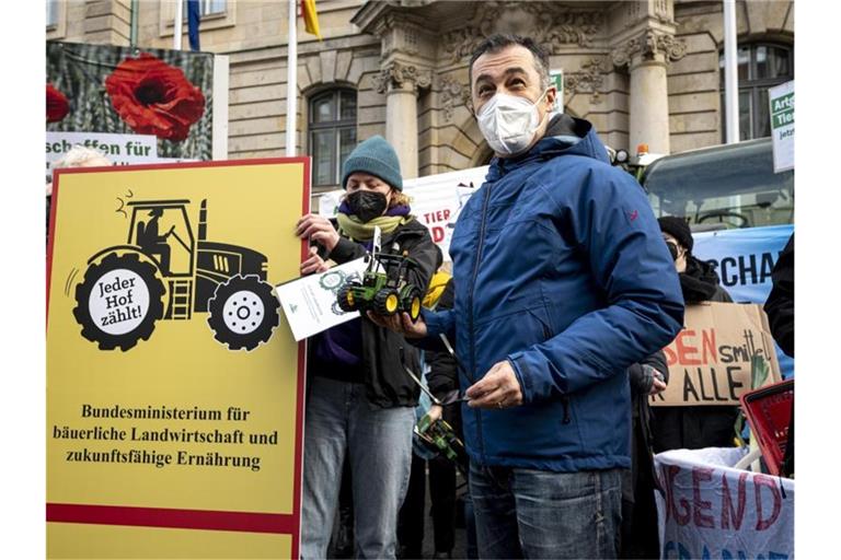 Cem Özdemir mit Aktivisten der Protestaktion in Berlin. Foto: Fabian Sommer/dpa
