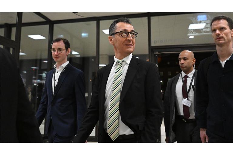 Cem Özdemir mit grün-weiß-gestreifter Krawatte am Wahlabend.